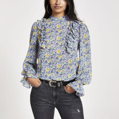Blauwe top met bloemenprint en ruches