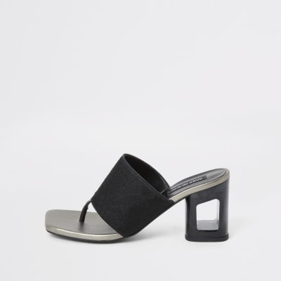 Zwarte leren teensandalen met hak