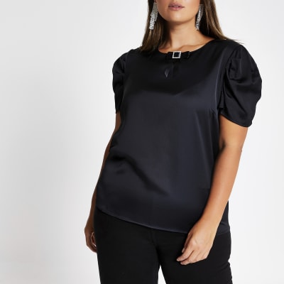 Plus – Schwarzes Oberteil mit strassbesetzter Kragenschnalle