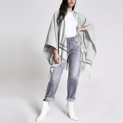 Cape en maille grise à carreaux avec franges