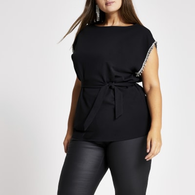 Plus Schwarzes Oberteil mit verzierten Ärmeln und Gürtelchen