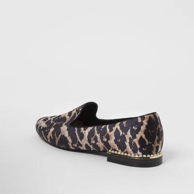 Slipper mit Leoprint und Perlenabsatz in Braun