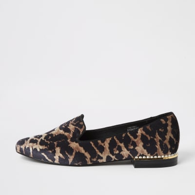 Slipper mit Leoprint und Perlenabsatz in Braun