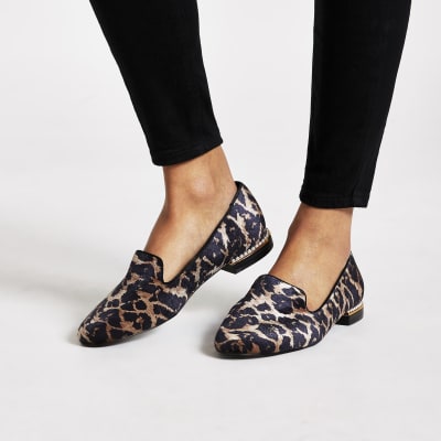 Slipper mit Leoprint und Perlenabsatz in Braun