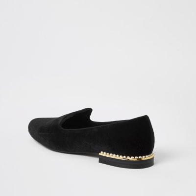 Schwarze, mit Perlen verzierte Samtslipper 