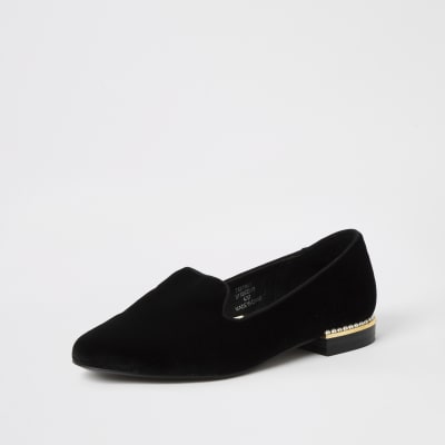 Schwarze, mit Perlen verzierte Samtslipper 