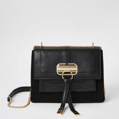 Schwarze Tasche mit Prägung und Schloss vorne