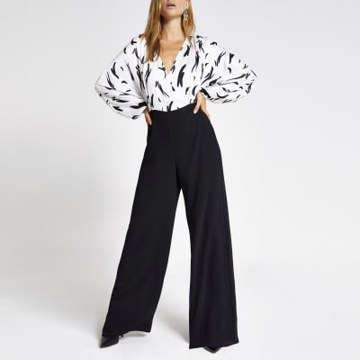 Weißer langärmliger Overall mit weitem Bein und Aufdruck