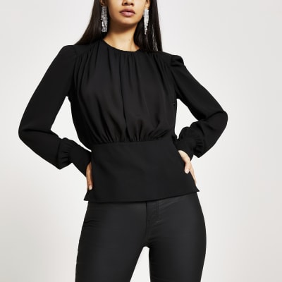 Schwarzes, langärmeliges Oberteil mit gerüschten Bündchen