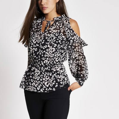 Hachdünne Bluse mit Print und Schulterausschnitten in Schwarz