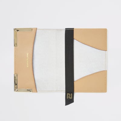 Grauer Passhalter mit RI-Monogramm