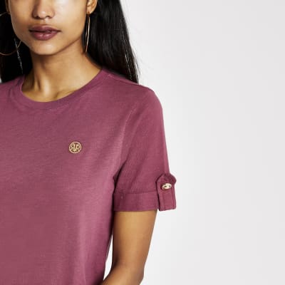 RI Petite - Donkerroze T-shirt met omgeslagen mouwen en RI-print