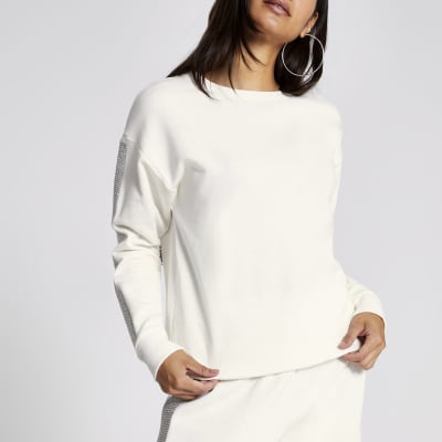 Petite – Sweatshirt in Creme mit Strassverzierung an den Ärmeln