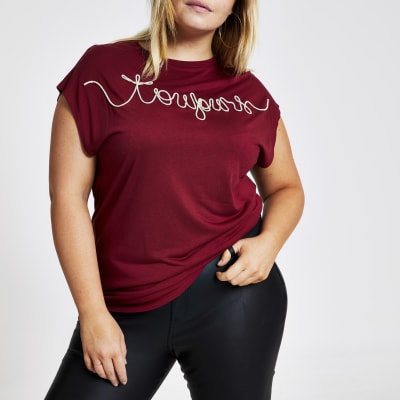 Plus – Rotes T-Shirt mit „Toujour“-Stickerei