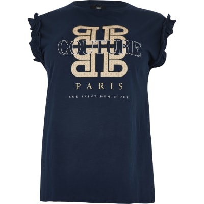 Plus marineblaues T-Shirt mit „RI Couture“ Print und Rüschen am Ärmel