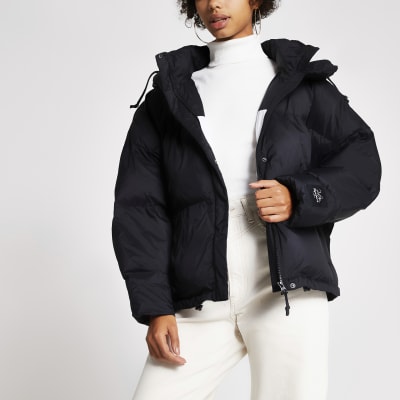 Dua Lipa x Pepe Jeans - Gekürzter, wattierter Mantel in Schwarz