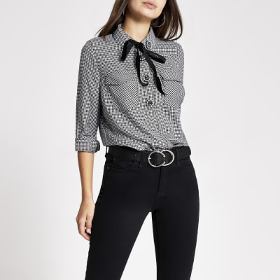 Schwarze Bluse mit Hahnentritt-Muster und Knöpfen