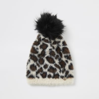 Flauschige Strick-Beanie in Beige mit Leoprint 