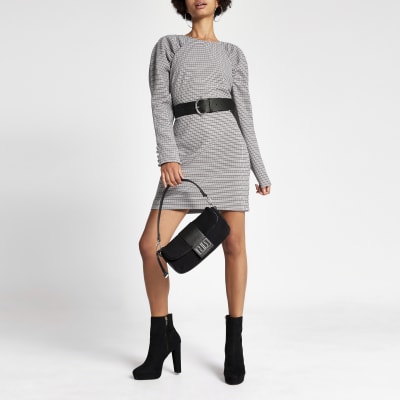 Grau kariertes Minikleid mit Rüschen an den Schultern