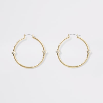 Goudkleurige oorringen met sierkraaltjes