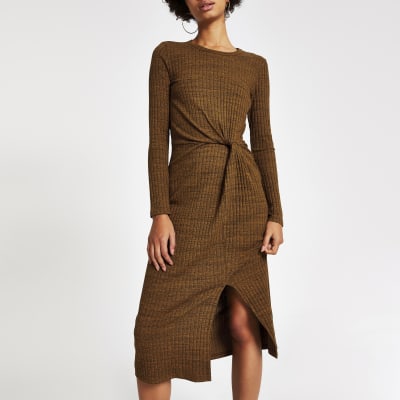 Rostbraunes Midikleid mit gezwirnter Vorderseite