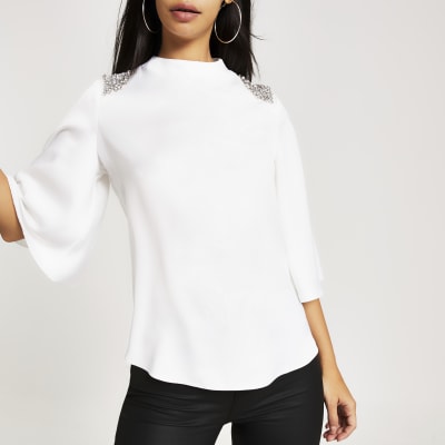 Witte blouse verfraaid met siersteentjes