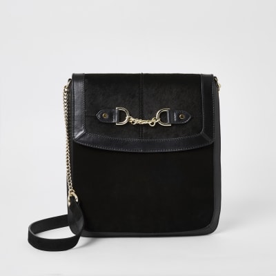 Schwarze Kuriertasche aus Leder mit vorderer Kette