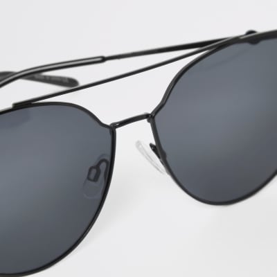 Black metal frame aviator sungasses