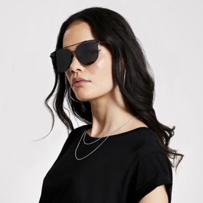 Black metal frame aviator sungasses