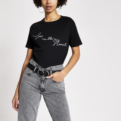 Zwart easy fit T-shirt met 'Live in the moment'-tekst