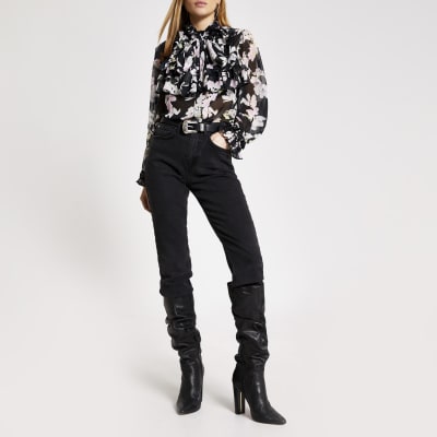 Zwarte blouse met bloemenprint en strik rond hals