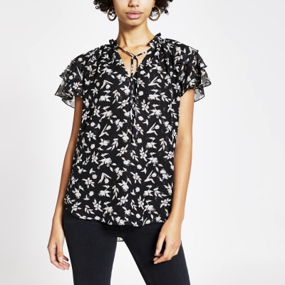 Blouse noire fleurie à manches courtes et volants