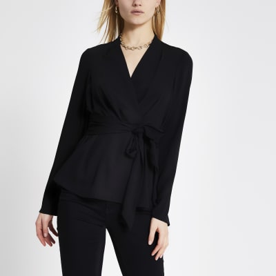 Blouse noire nouée à l'avant à manches longues 