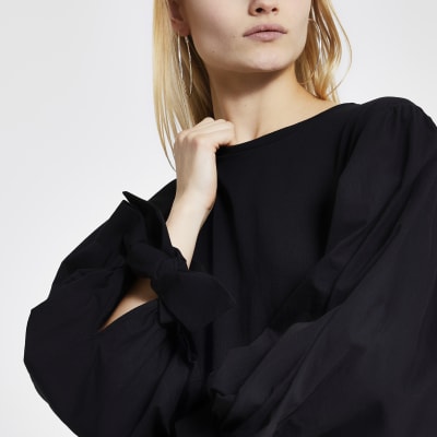 Schwarzes T-Shirt mit langem Puffärmel aus Popelin