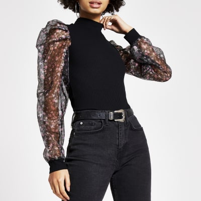 Zwarte geribbelde top met lange organza mouwen met bloemenprint