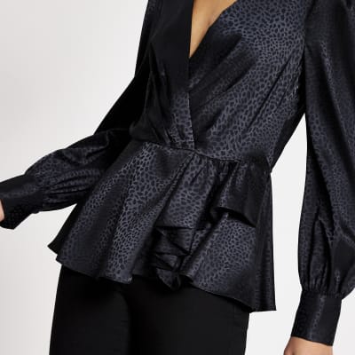 Blouse péplum en satin jacquard noir
