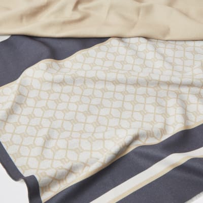 Beige sjaal met kleurvlakken en RI-monogram print