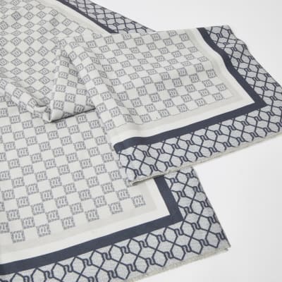 Grauer Schal mit RI-Schachbrett-Monogramm