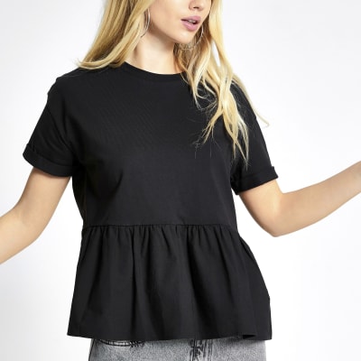 Schwarzes, kurzärmeliges, gesmoktes T-Shirt mit Schößchen