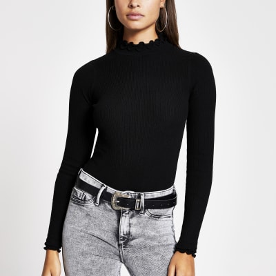 Schwarzes Rippstrickoberteil mit Rüschenkragen