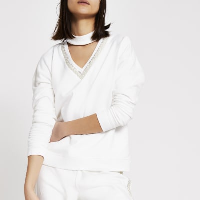 Choker-Sweatshirt in Creme mit perlenverziertem V-Ausschnitt