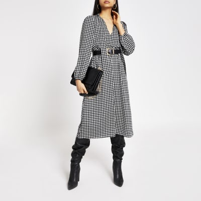 Schwarzes Midikleid mit V-Ausschnitt und Karos im Hahnentrittmuster