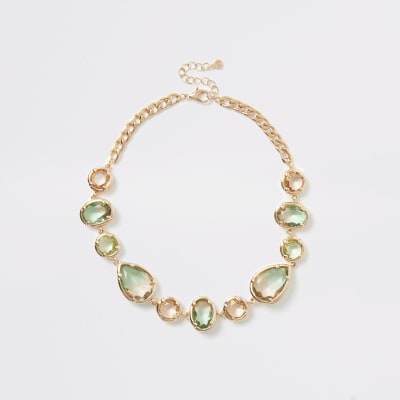 Goudkleurige ketting versierd met siersteentjes