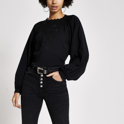 Zwart  T-shirt met lange broderie vleermuis mouwen