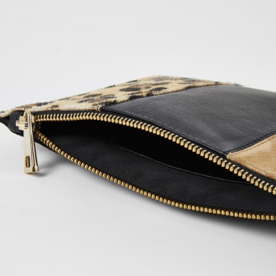 Beige Clutch aus Leder mit Leoprint im Blockdesign