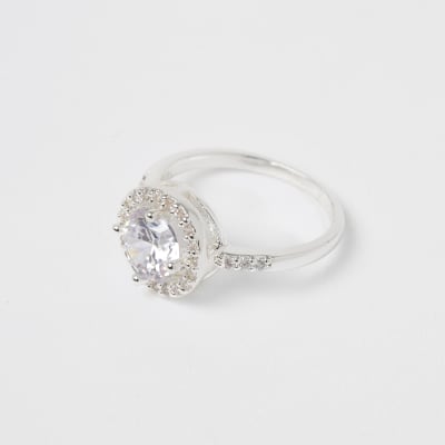 Zilverkleurige ring versierd met grote siersteen