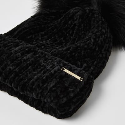 Black chenille faux fur pom pom beanie hat