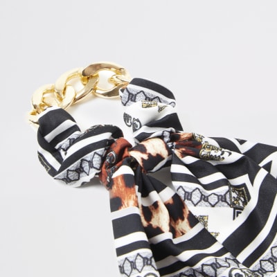 Bruine scrunchie met sjaal- en kettingprint