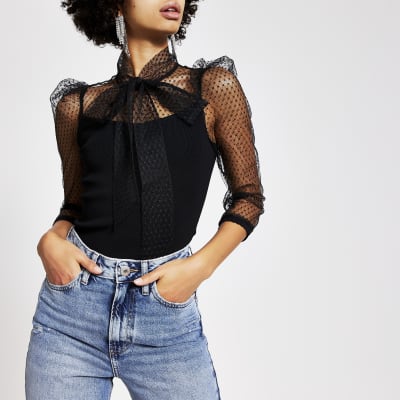 Top noir à tulle à pois avec nœud au col