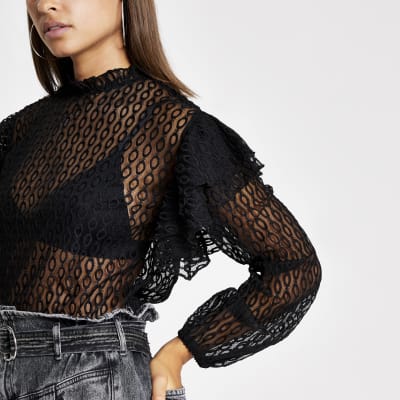 Langärmliges schwarzes Spitzentop mit Rüschen